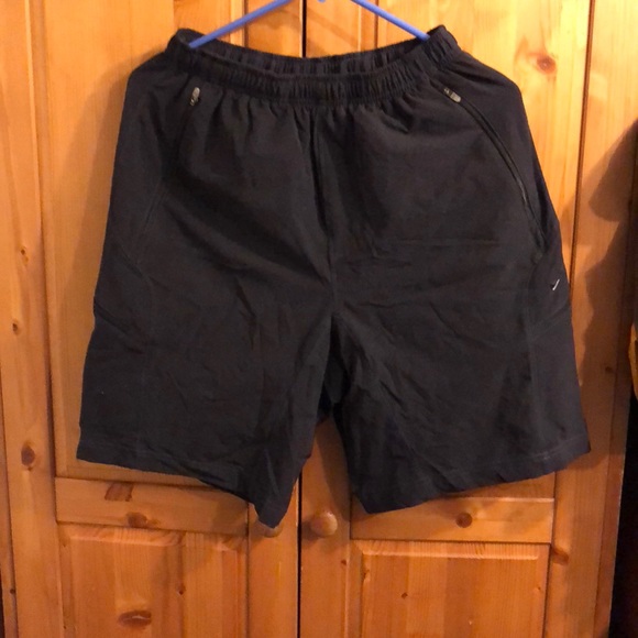 Nike black shorts size s has 4 zipper pockets - Picture 1 of 3